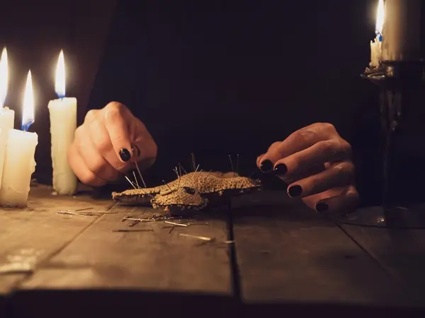 صورة تحتوي على يدين و شمعة استرجاع الحبيب بالصورة