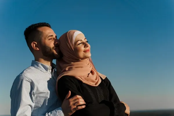 صورة تحتوي على حبيبين استرجاع الحبيب بالصورة