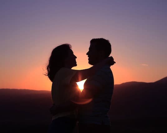 صورة تحتوي على حبيبين جلب الحبيب بالصورة