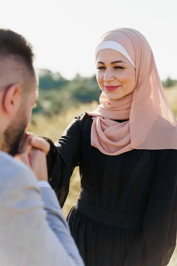 صورة تحتوي على شاب و فتاة 
ابي رقم ساحر قوي