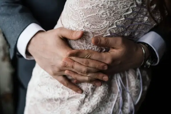 صورة تحتوي على شاب و فتاة 
انواع سحر المحبة