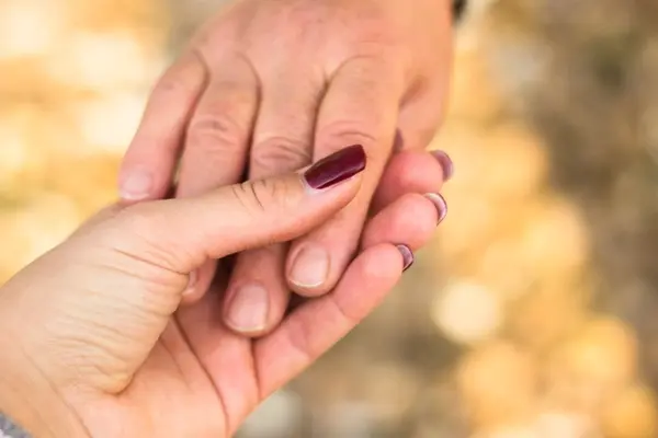 صورة تحتوي على يدين انواع سحر المحبة