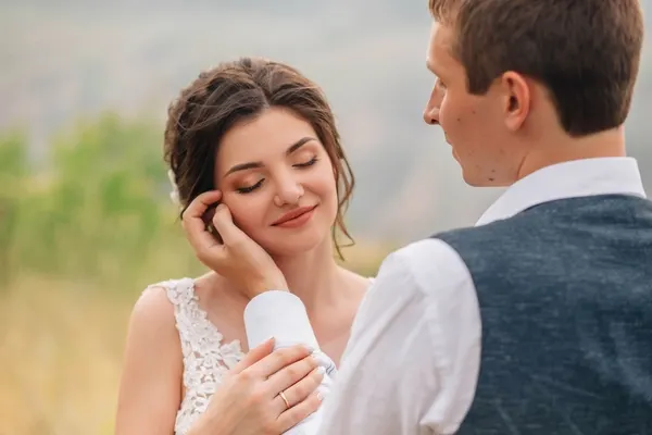 صورة تحتوي على حبيبين تهييج قلب الحبيب بالصورة