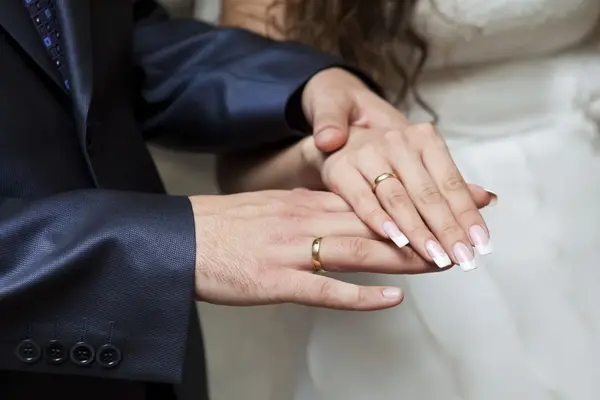صورة تحتوي على يدين 
جلب الحبيب المتزوج