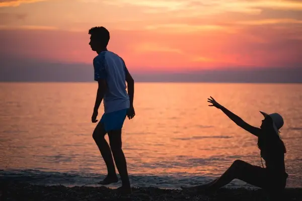 صورة تحتوي على رجل و فتاة جلب الرجل العنيد