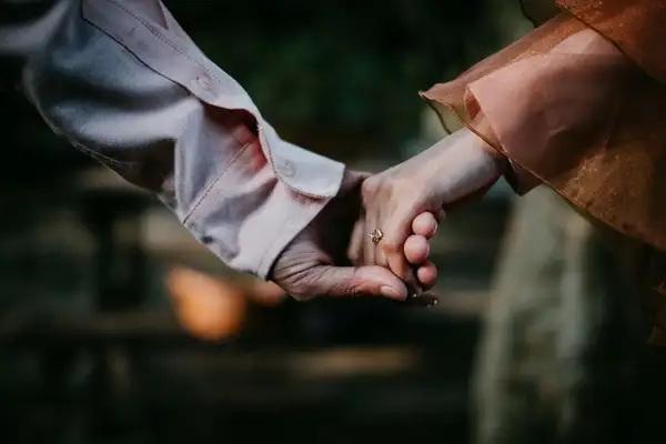 صورة تحتوي على يدين جلب الرجل العنيد