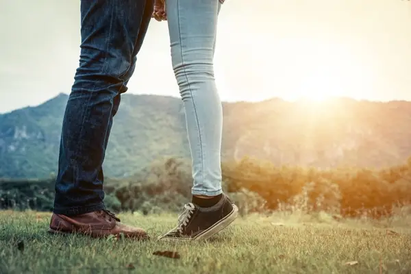 صورة تحتوي على رجل و فتاة 
جلب الرجل العنيد