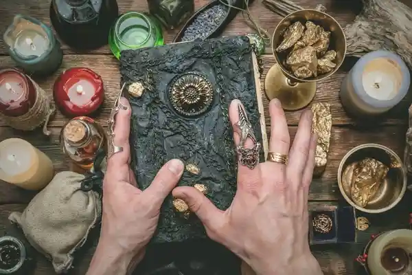 صورة تحتوي على كتاب و يدين تحمله سحر المحبة بالاسم