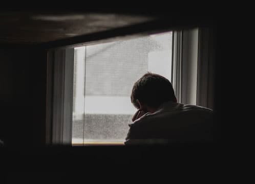 صورة تحتوي على شاب جالس سحر المحبة بالصورة