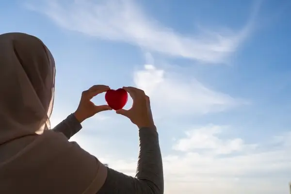 صورة تحتوي على يدين تدل على المحبة 
سحر المحبة والجلب