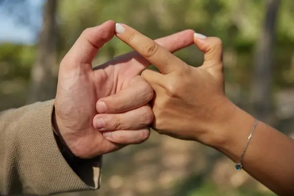 صورة تحتوي على يدين عمل سحر المحبة