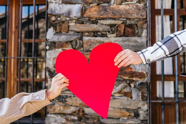 صورة تحتوي على يدين تدل على الحب عمل سحر المحبة