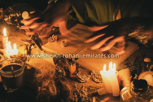 صورة تحتوي على شموع و يدين افضل روحاني لجلب الحبيب