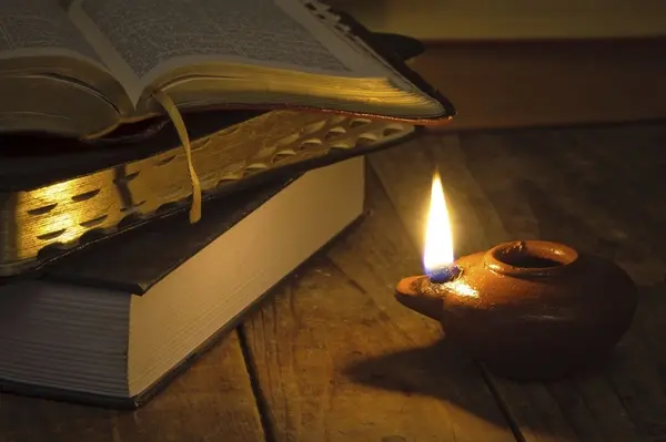 صورة تحتوي على شمعة و كتاب تهييج الحبيب كالمجنون