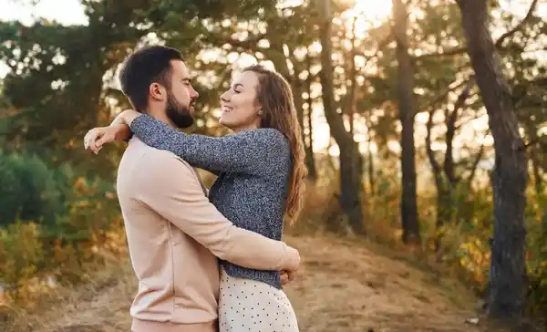 صورة تحتوي على حبيبين تهييج الحبيب كالمجنون