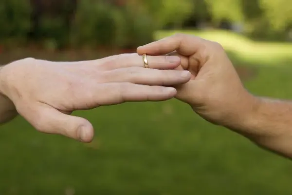 صورة تحتوي على يدين جلب شخص معين للزواج