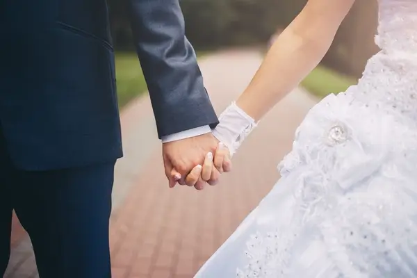 صورة تحتوي على زوجين جلب شخص معين للزواج