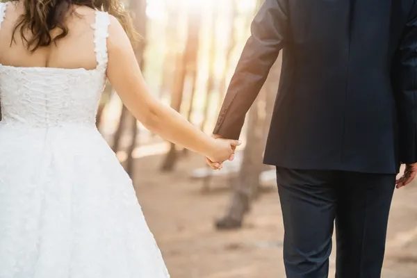 صورة تحتوي على زوجين جلب شخص معين للزواج