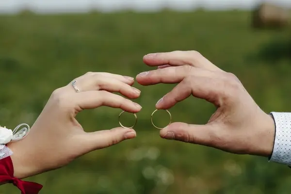 صورة تحتوي على يدين تحمل خواتم زواج جلب شخص معين للزواج