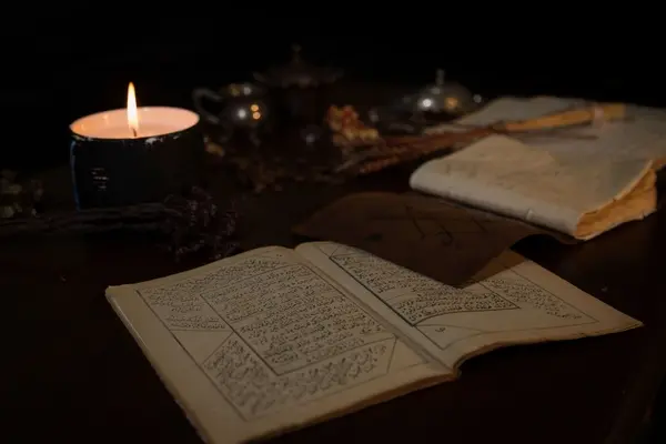 صورة تحتوي على كتاب و شمعة سحر جلب الحبيب