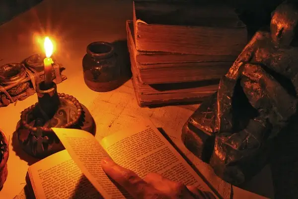 صورة تحتوي على كتاب و شموع سحر جلب الحبيب