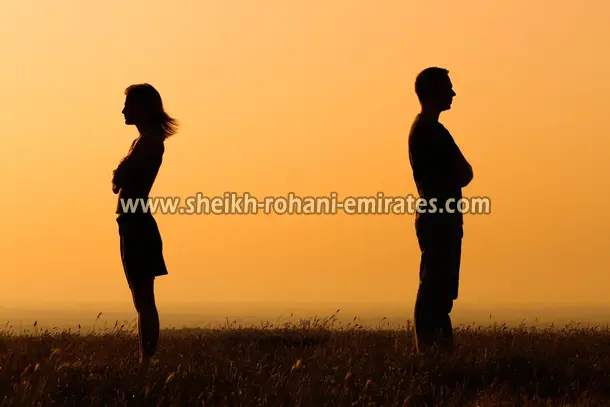صورة تحتوي على شاب و فتاة متخاصمين 
جلب الحبيب بالصورة كالكلب
