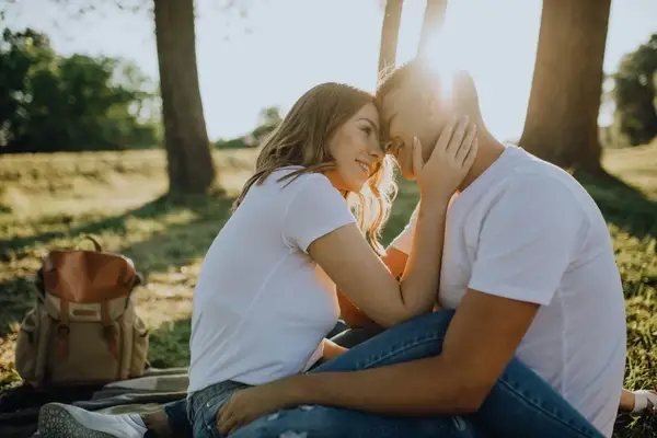 صورة تحتوي على شاب و فتاة 
جلب الحبيب بالصورة كالكلب