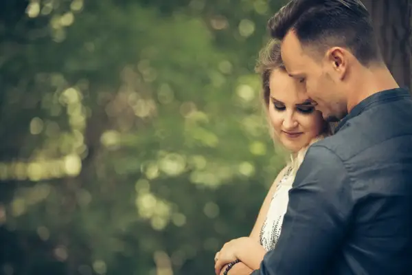 صورة تحتوي على شاب و فتاة 
جلب الحبيب بالصورة كالكلب