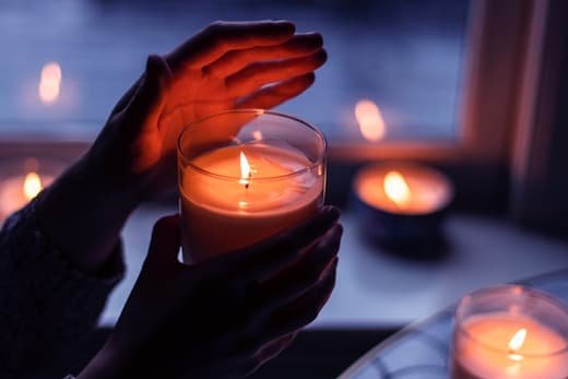 صورة تحتوي على شموع و يد بجانبها جلب الحبيب بسرعة مجرب