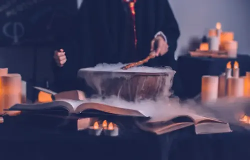 صورة تحتوي على فوانيس صغيرة و شخص جلب الحبيب بسرعة مجرب