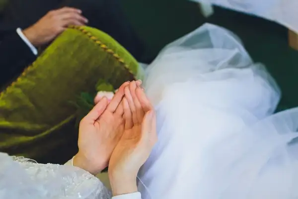 صورة تحتوي على زوجين 
جلب الحبيب ندمان 