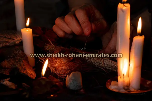 صورة تحتوي على شموع ويدين جلب الحبيب عن طريق اسمه فقط