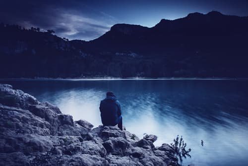 صورة تحتوي على بحيرة وشخص جالس جلب الحبيب عن طريق اسمه فقط