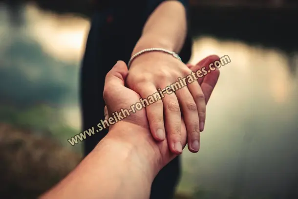 صورة تحتوي على يدين جلب الحبيب كالمجنون مجرب
