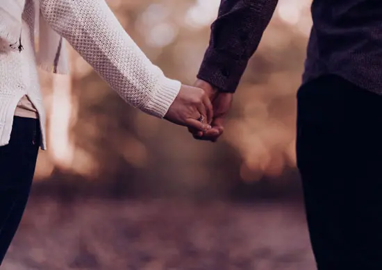 صورة تحتوي على شريكين يمسكون يد بعض جلب الحبيب العنيد بسرعة البرق