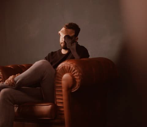 صورة تحتوي على شخص جالس سحر تعطيل الزواج