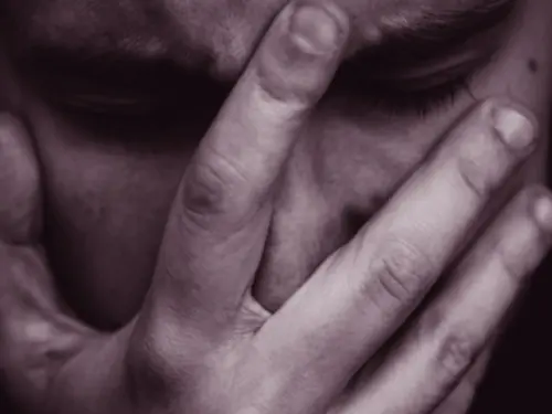 صورة تحتوي على شخص يضع يده على وجهه منع الزوج من الزواج بالسحر