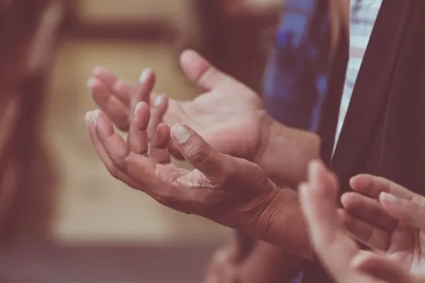 صورة تحتوي على يدين افضل شيخ روحاني في عمان