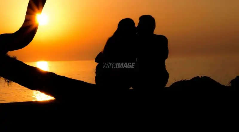 صورة تحتوي على حبيبين دعاء جلب الحبيب في 30 دقيقة