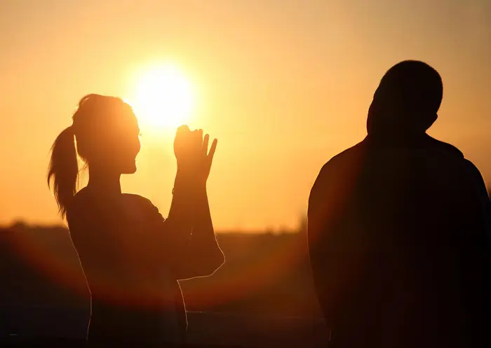 صورة تحتوي على شمس وشاب وفتاة طلسم جلب النساء