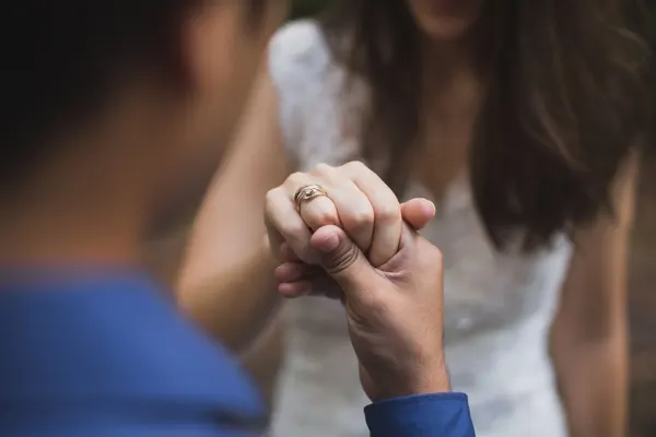 صورة تحتوي على يدين 
سحر المحبة بين المخطوبين